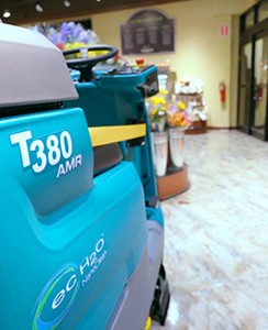 坦能公司机器人洗地机采用自动驾驶（无驾驶员）方式对杂货店进行清洁。地面清洁设备使用 LIDAR 技术在物体和人员周围安全导航。